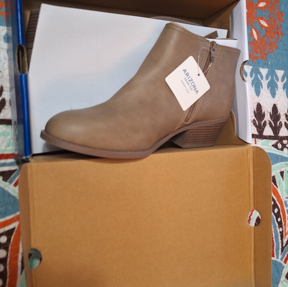 NEW IN BOX Arizona boots
